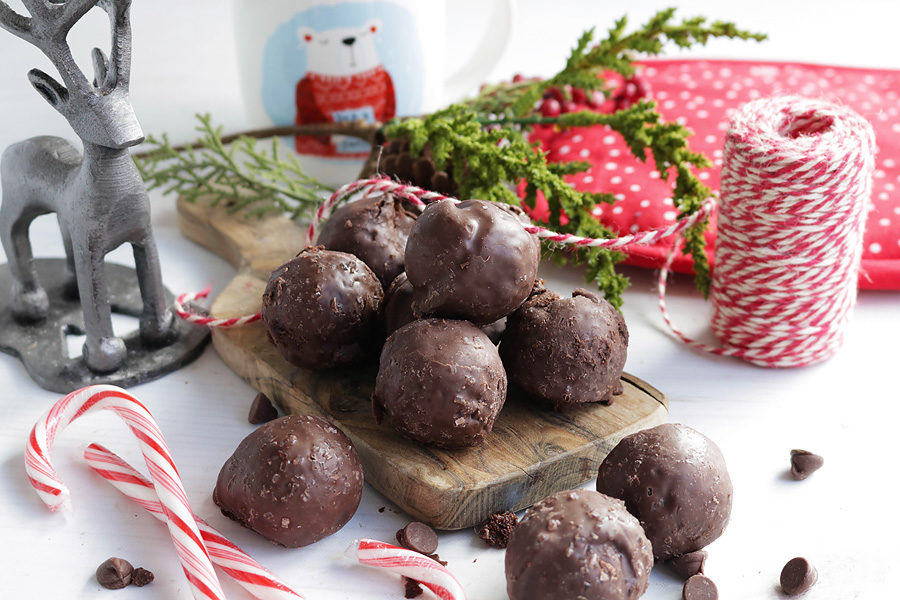 peppermint chocolate keto cake pops