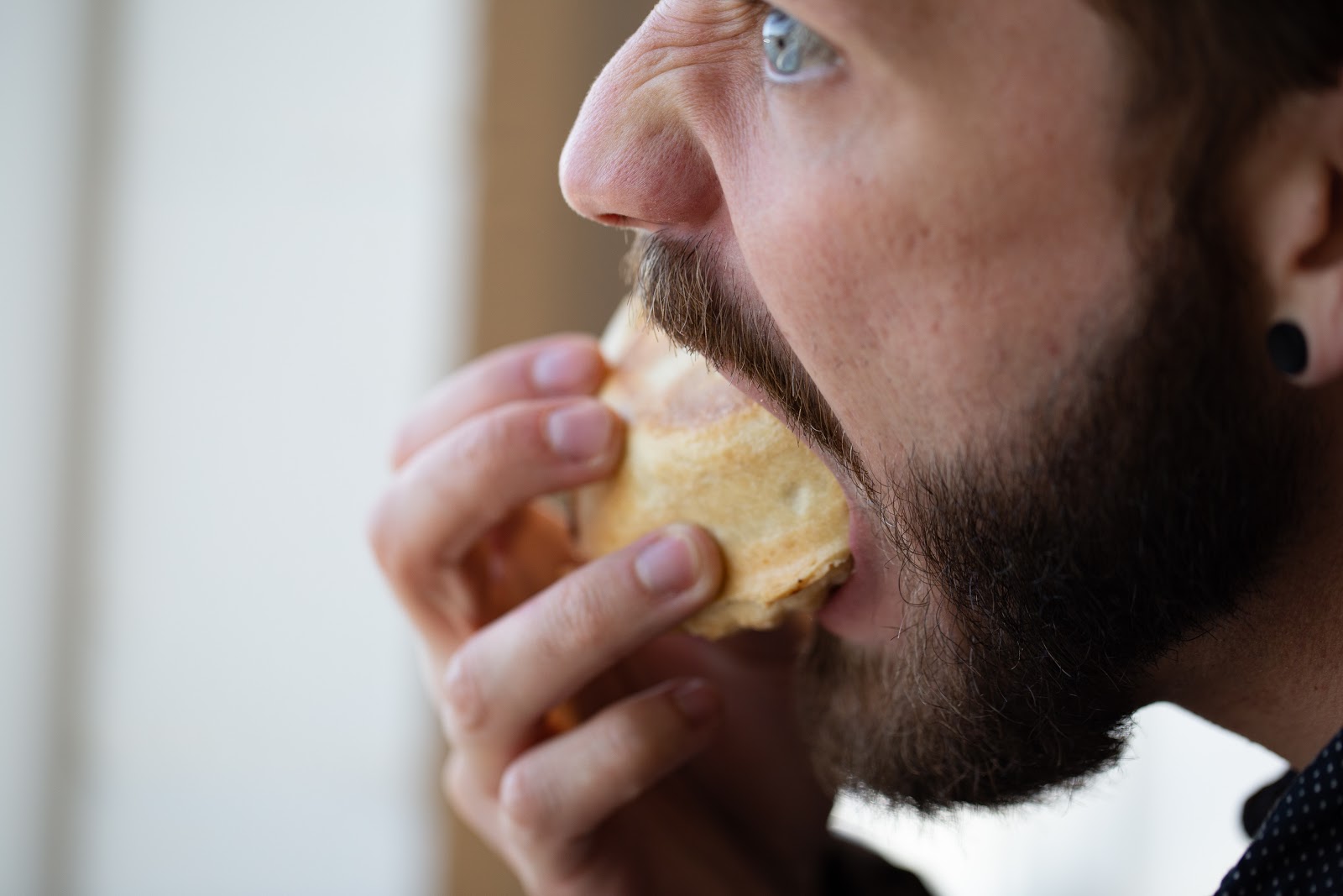 Natural appetite suppressant: Man stuffing his mouth with food