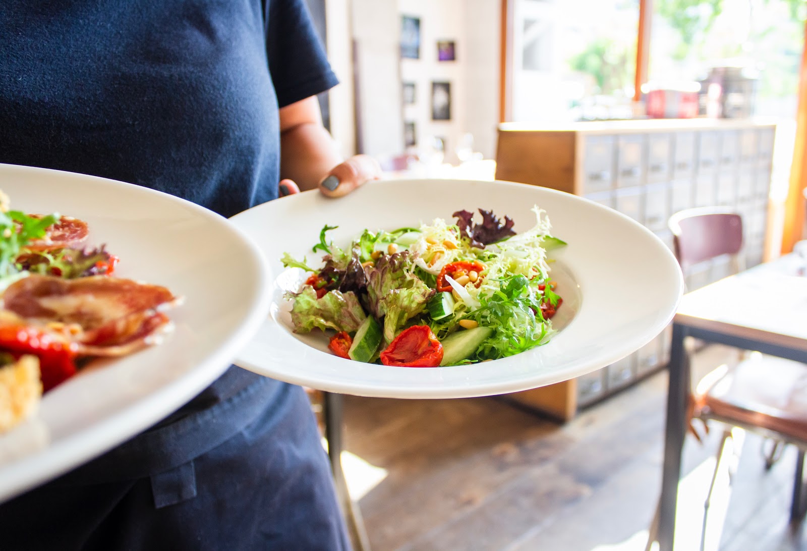 How to stick to a diet: Close-up of a woman's hands holding two bowls of salad