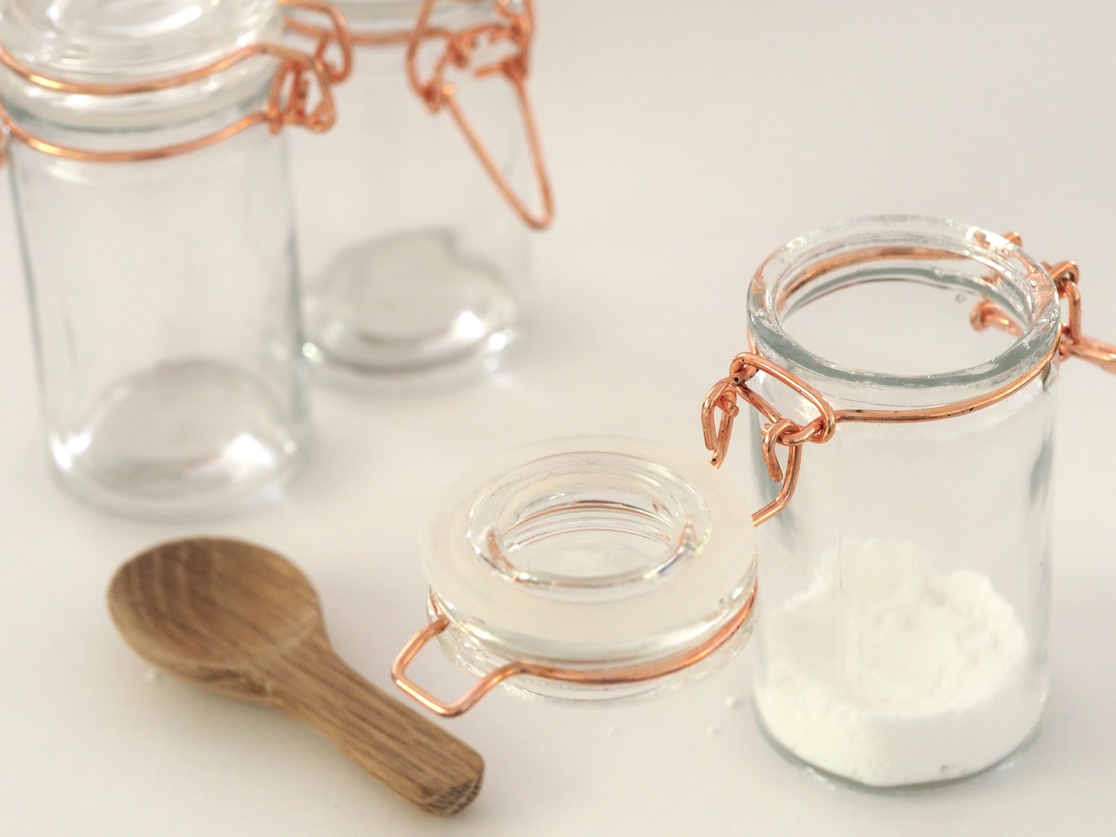 Is maltodextrin keto? Glass jars with a wooden spoon