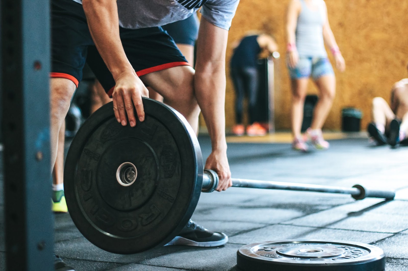 When to take BCAA: Man holding a barbell in the gym